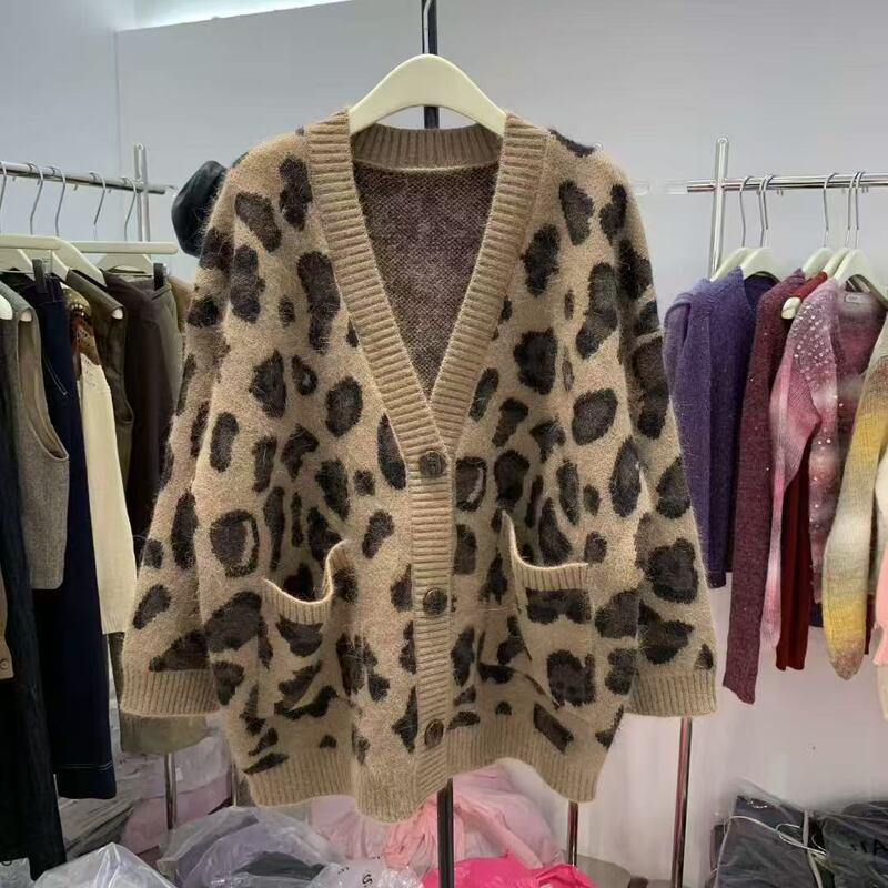Korean-style leopard print 2025 autumn and winter thickened warm coat, loose and slimming, new stylish casual knitted cardigan sweater Korean-style leopard print 2025 autumn and winter thickened warm coat, loose and slimming, new stylish casual knitted cardigan sweater