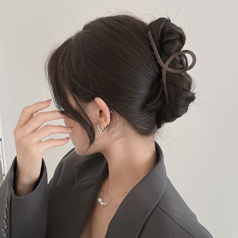 ミルクコーヒー色の大きなサメのヘアピン、フェミニンでシンプルなヘアピン、後頭部のヘアアクセサリー、ファッション卸売|undefined
