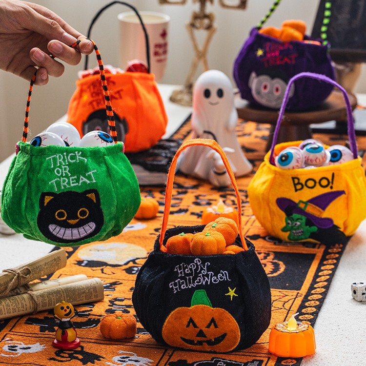ハロウィーンのカボチャのバケツのキャンディーの袋のかごの子供の贈り物の贈り物は幼稚園の雰囲気を飾って飾っています。|undefined