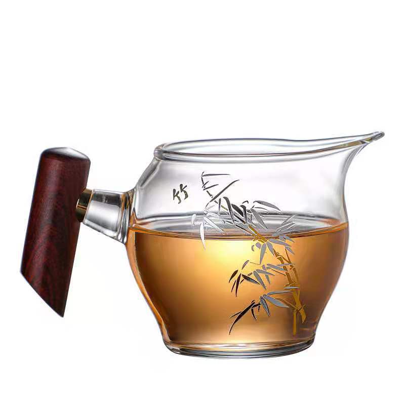 The wooden bird's male cup is tall, wide and tall with bamboo