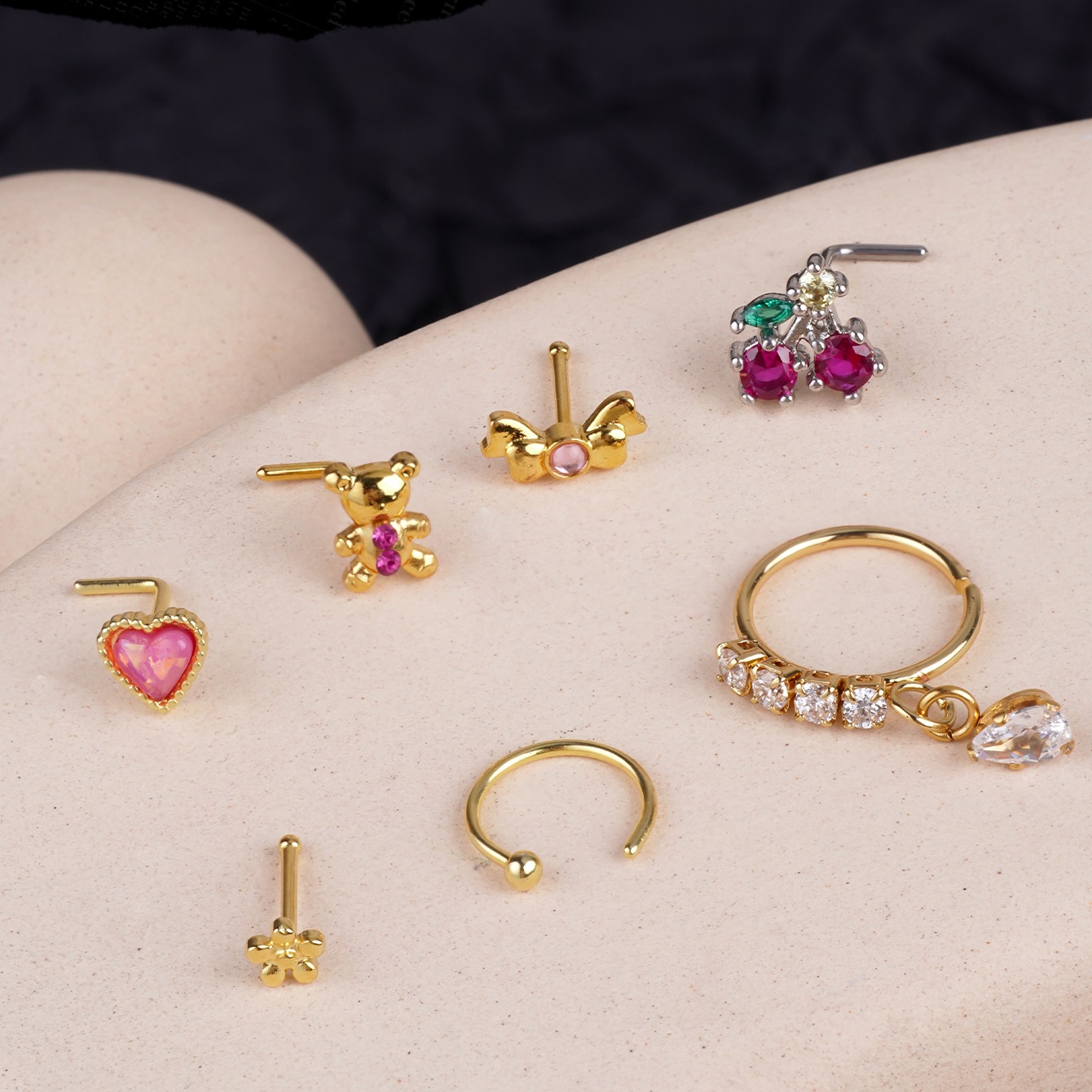 Piercing de nas cu urs și inimă în stil de lux discret_voghion.com