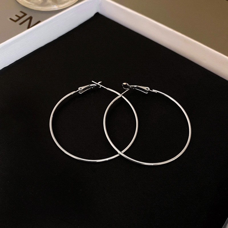 Pendientes redondos irregulares con aguja de plata Pendientes simples y fríos de moda Pendientes europeos y americanos de lujo ligero Pendientes de alta gama mujeres