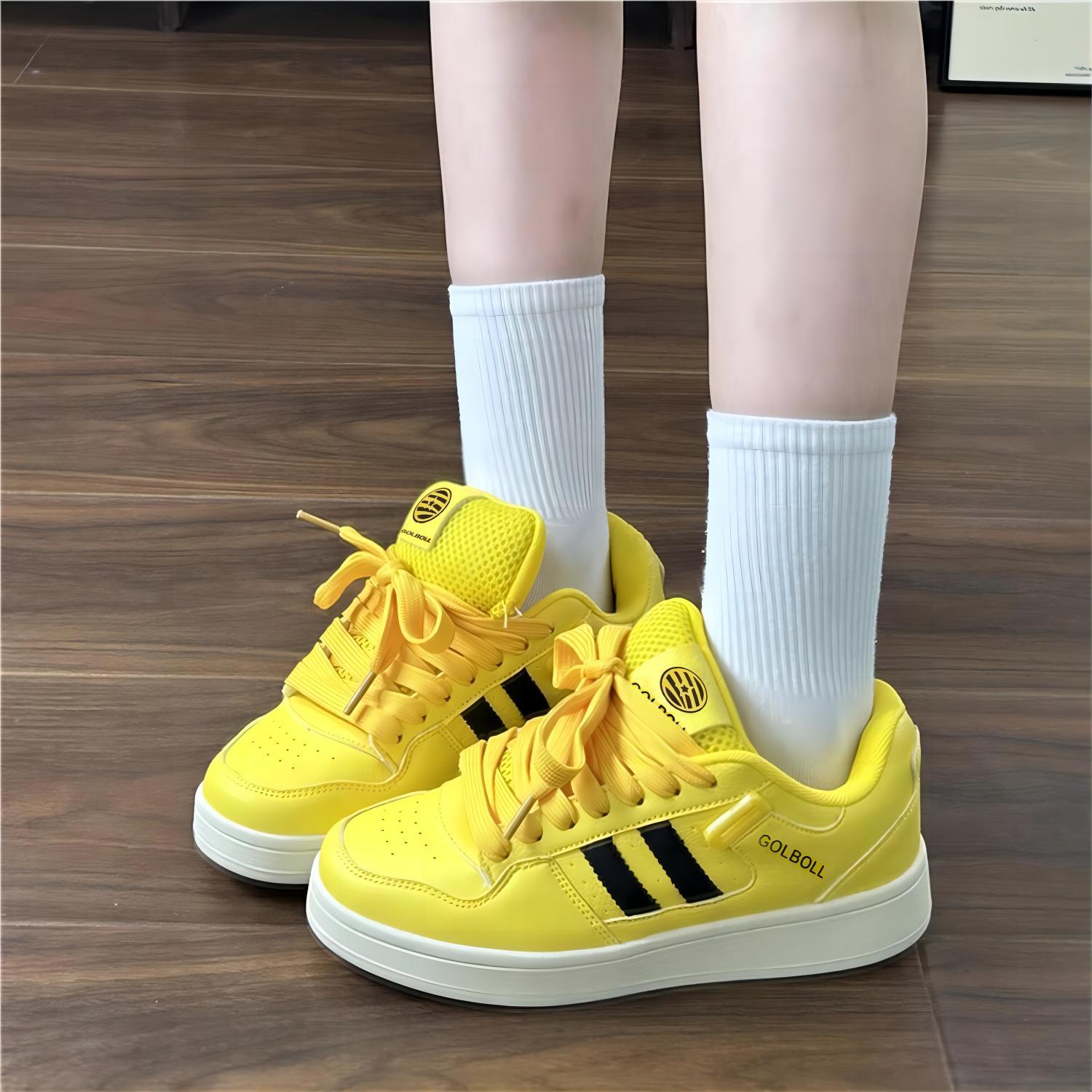 Tacones altos nuevos zapatos de pan chino 2024 nuevos zapatos de verano pequeños zapatos blancos de patineta aumentan la altura de la tendencia alta explosión