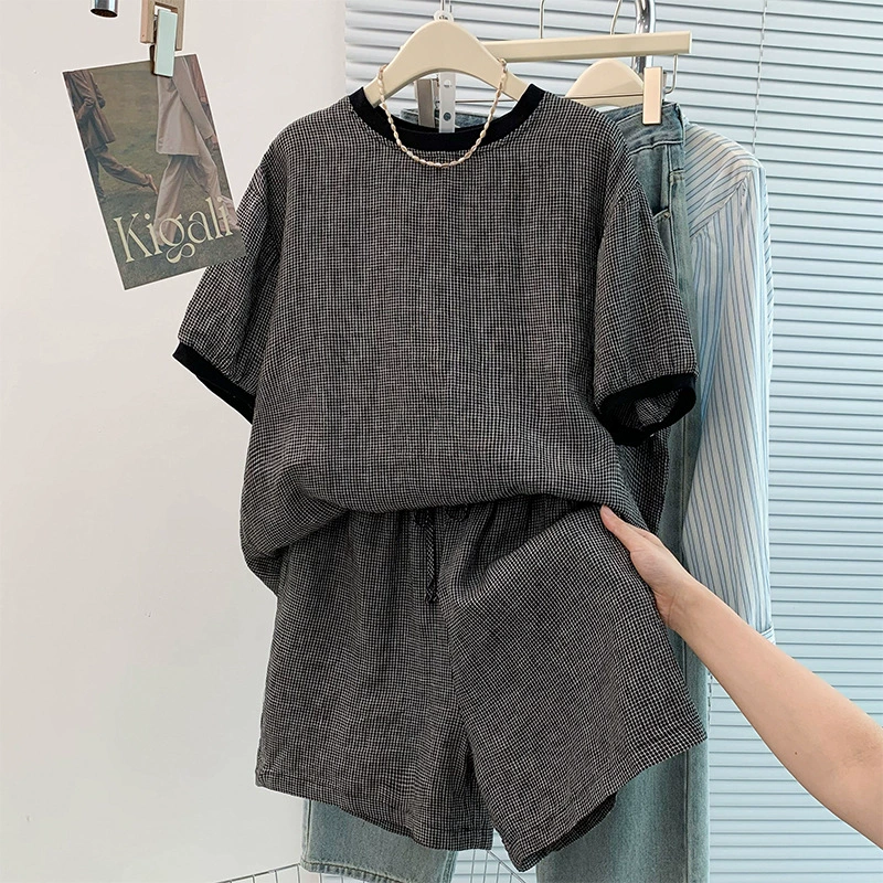 Реальный снимок готового литературного ретро свободного повседневного льняного клетчатого костюма из двух предметов: футболка и широкие шорты для женщин