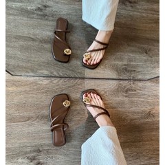 足指一字スリッパの女性2025夏には、大きなサイズのサンダルの四角い頭のボタンを着て足指スリッパを飾る