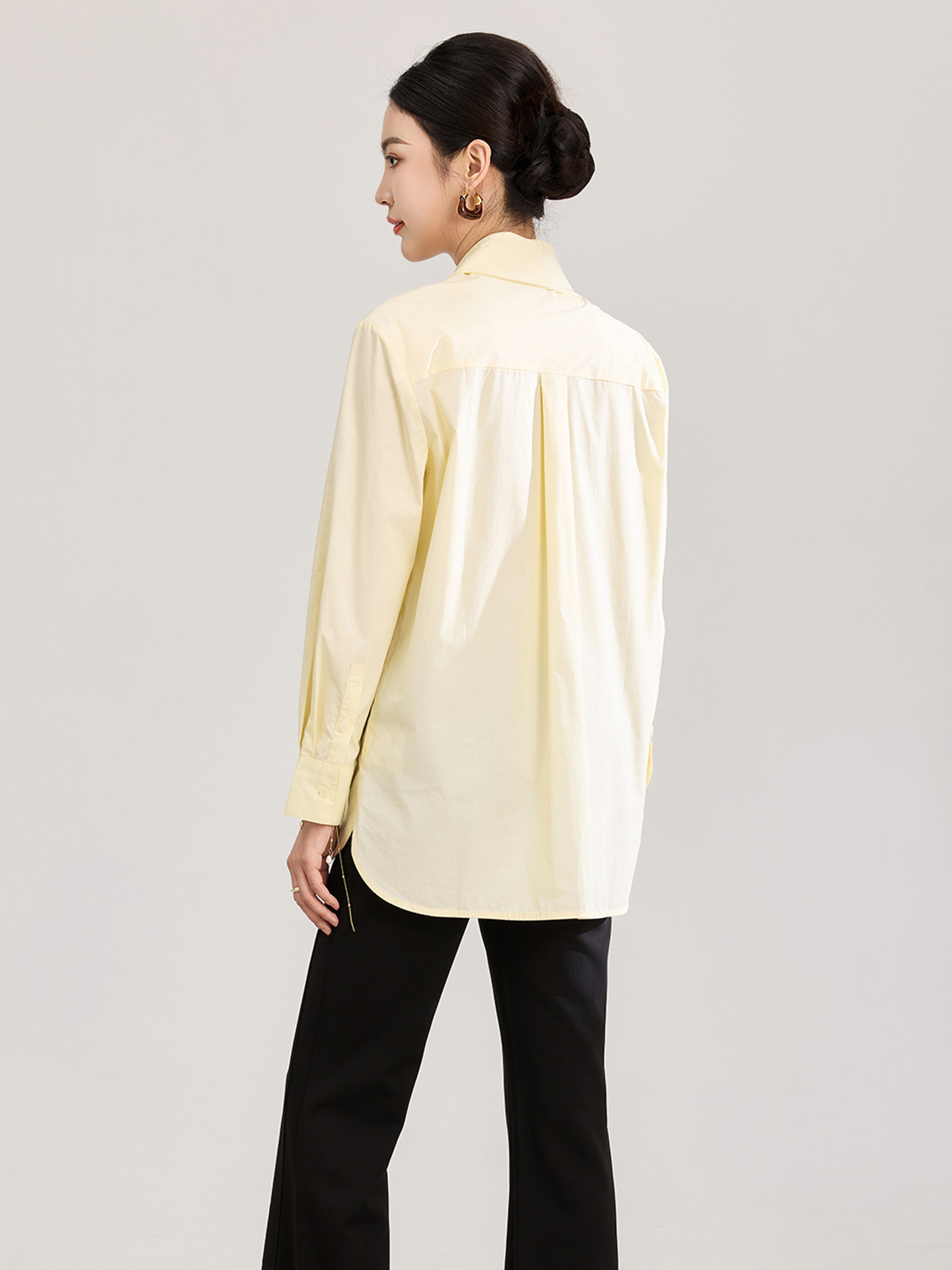 Áo sơ mi nữ dài tay cổ V phối dây rua, chất cotton mềm mại không nhăn — Vàng sữa