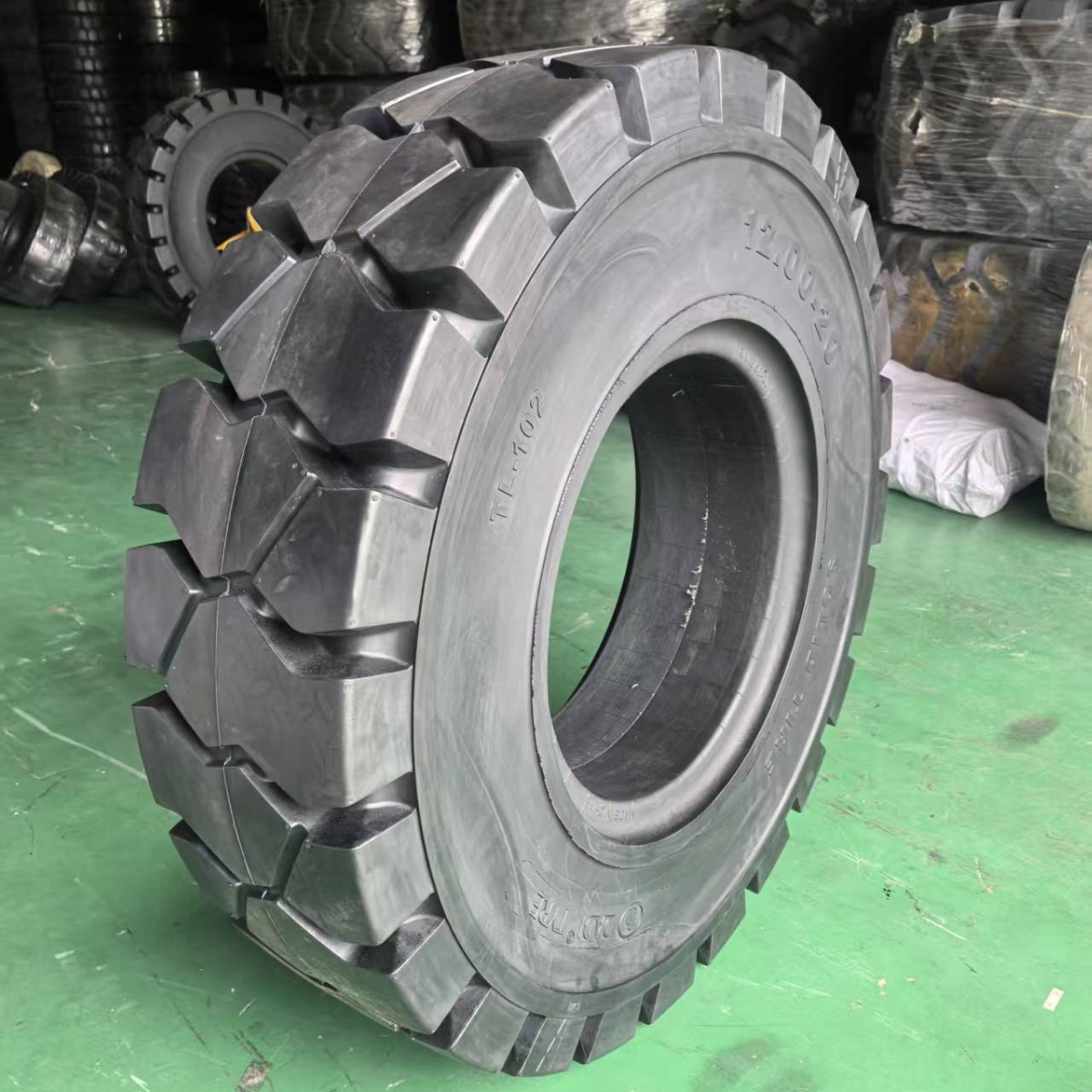 港口拖车/叉车实心轮胎900-20/1000-20/1100-20/1200-20实心轮胎