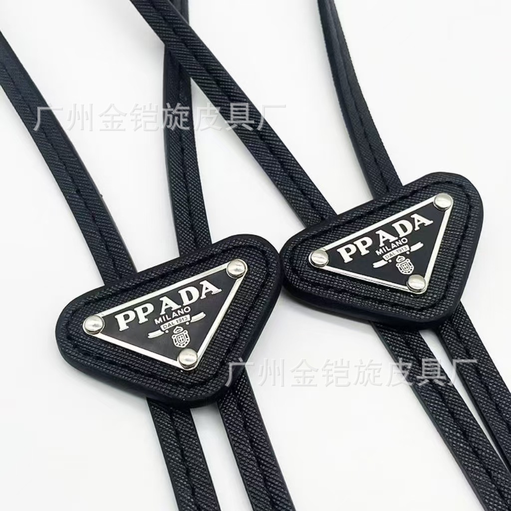 P 가족 유행 버전 반전 삼각형 편지 게으른 나비 넥타이 가죽 넥타이 셔츠 장식 넥타이 조정 남성과 여성을위한