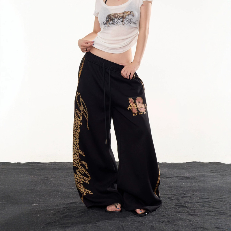 2026 American street style leopard print letter print striped casual pants, wide-leg curved dance sweatpants, national trend fashion 2026 American street style leopard print letter print striped casual pants, wide-leg curved dance sweatpants, national trend fashion