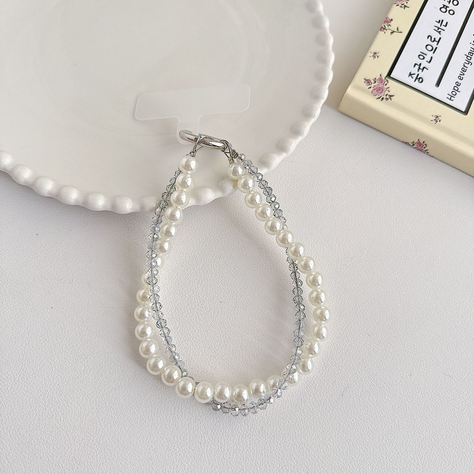 Boutique hecho a mano de alta gama teléfono móvil cadena colgante mujer estilo ins cristal coreano perla enrollamiento cadena de muñeca moda corta