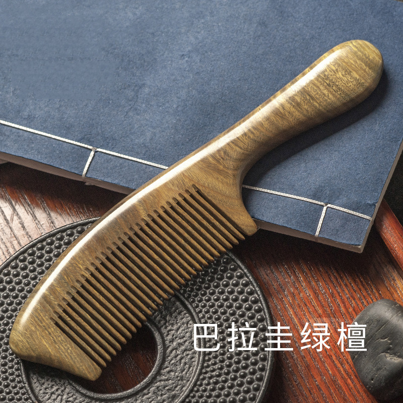緑檀の長い柄の木の櫛の細い歯は木を整えます。|undefined