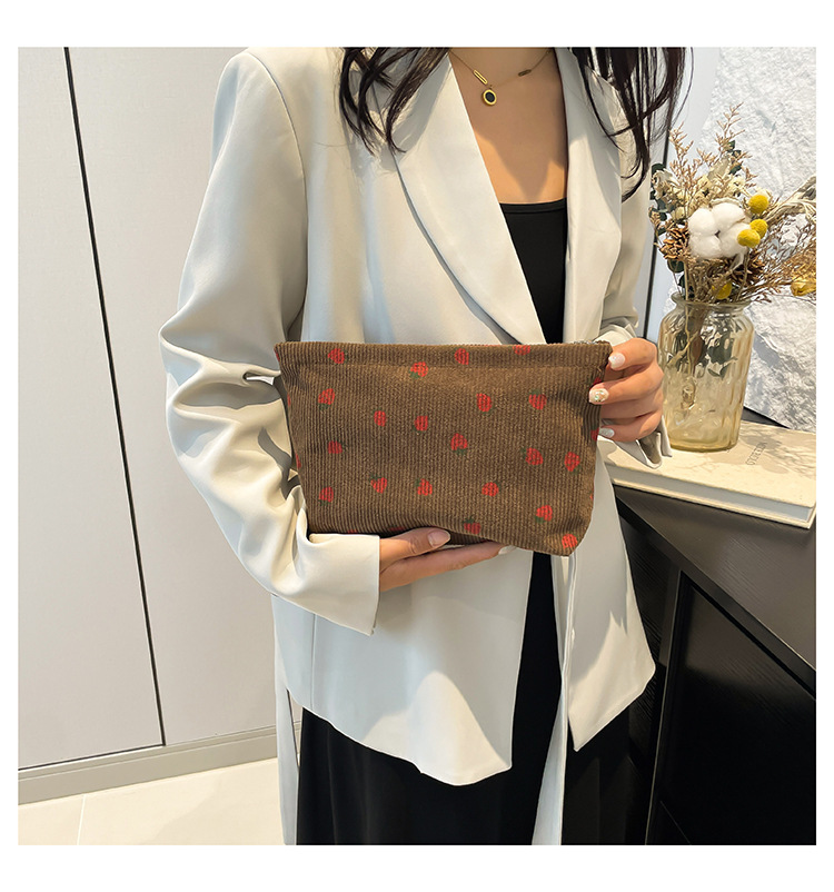 200g Weight Polyester Lining Material Zipper Closure Type / Strap Type Clutch Bag Bags Type Daily, Street, Shopping Occasion Canvas Material Strawberry Pattern All Seasons Season Unisex Gender Cute, Streetwear Style Square Shape Cute Streetwear Strawberry Canvas Square Makeup Bags 无