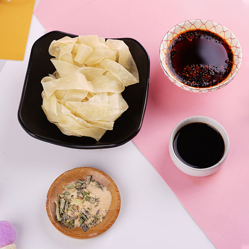 Ah Kuan Red Oil Noodles 100g*20 bags whole box Liangpi Ah Kuan Dry Mixed Noodles Rolled Pasta Instant Noodles