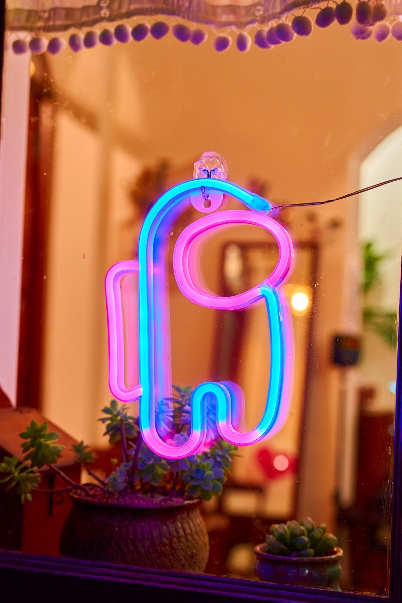 Suministro directo de fábrica de luces LED de neón, luces decorativas de mariposas, nuevas luces de modelado de Planet, luces nocturnas en stock de Amazon