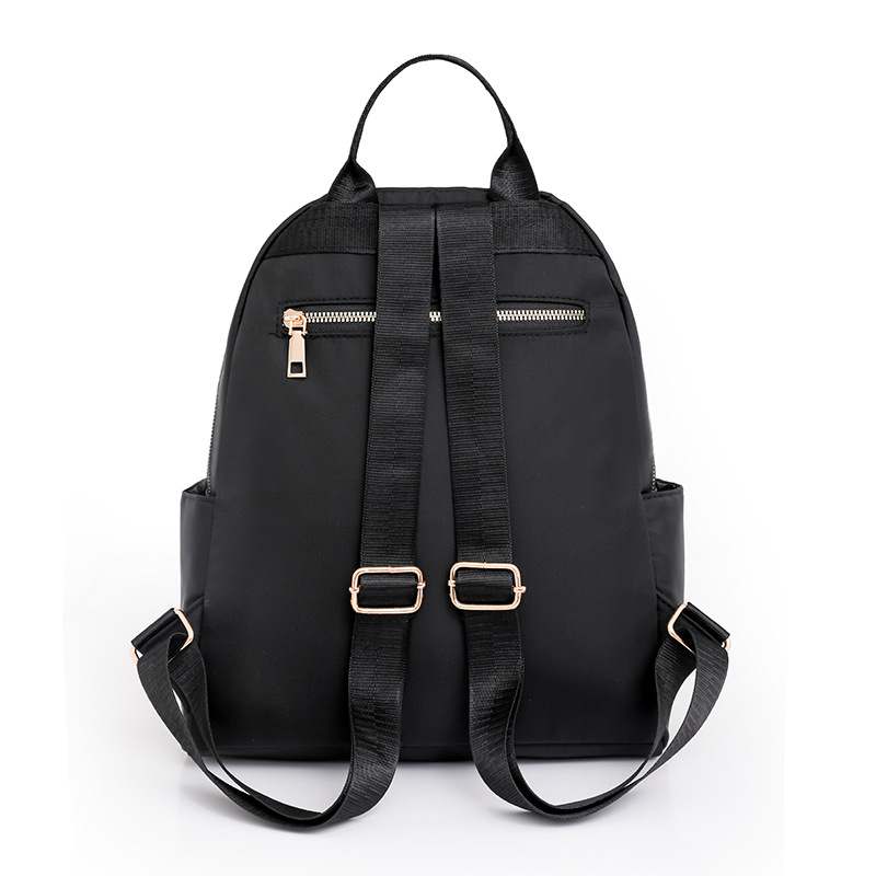 Comercio exterior al por mayor 2023 nuevas señoras casuales mochila de nailon moda remache almacenamiento al aire libre mochila de viaje marea