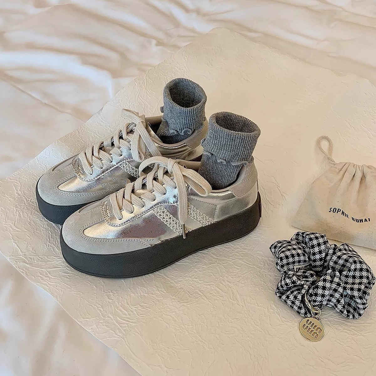 Кожа версия ~ Толстая подошва ретро серебряная кружевная немецкая обувь 2024 новая круглая голова, чтобы увеличить повседневную спортивную обувь женская