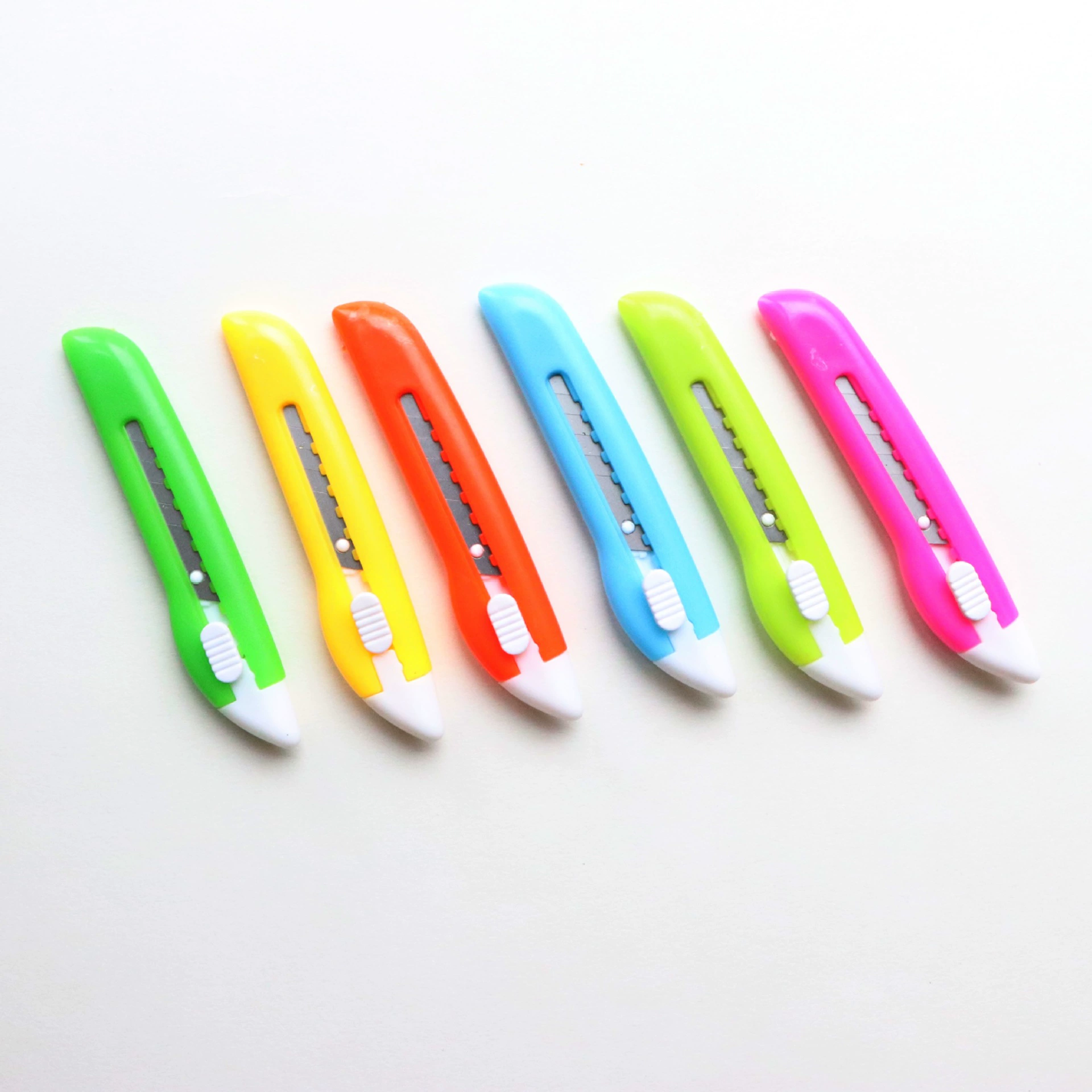 Мультяшный нож типа ивового листа милый универсальный нож портативный экспресс маленький нож студенческий офис ручной нож 666