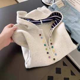 韩系彩色纽扣装饰半拉链连帽针织衫女秋冬新款高级感别致百搭毛衣