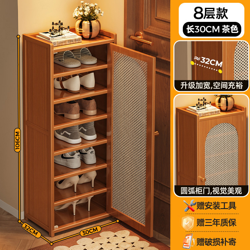 Puerta de entrada al pasillo del zapatero estrecho en la puerta del hogar