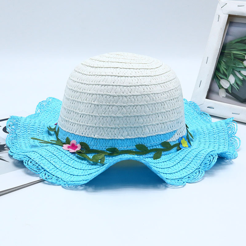 가장자리가 있는 잎과 작은 꽃 파란색