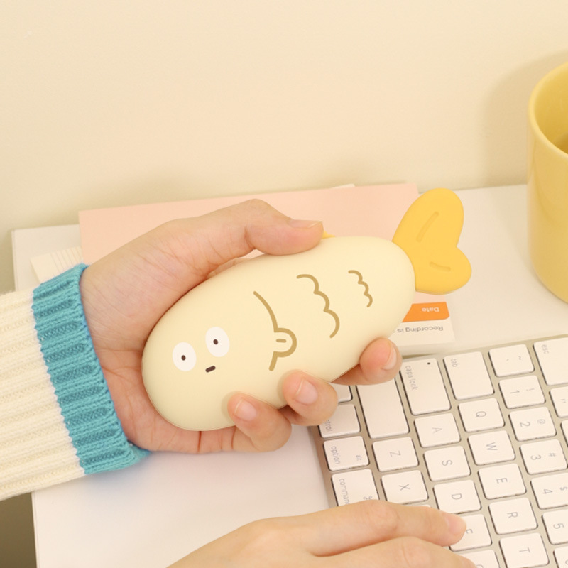 工場商品の新商品は魚を触って手を温めます。|undefined