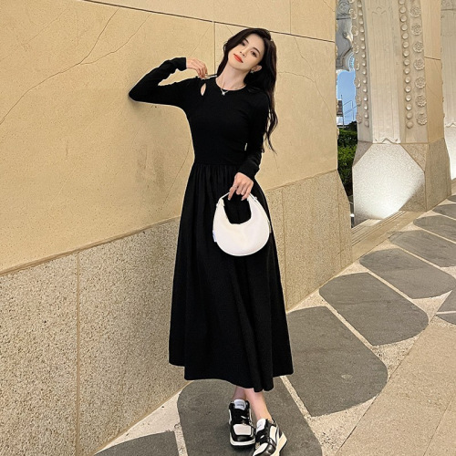 Women's Long Sleeve Hollowed Black Dress for Autumn/Winter, Design-Savvy, Niche, Waist Cinching, Slimming, Elegant, Inner Wear Long Dress
