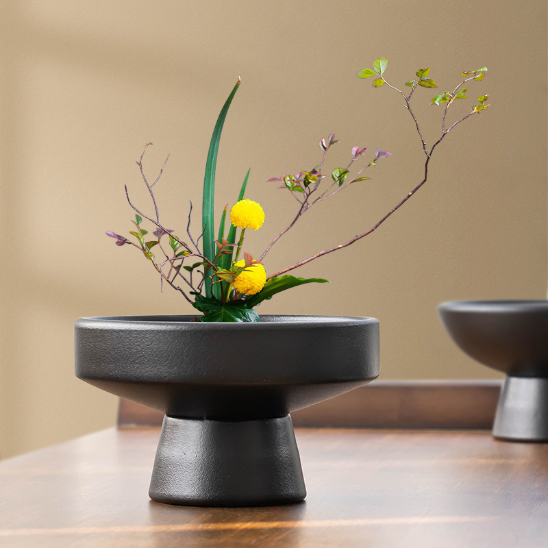 創意は簡単で、剣山の生け花器の植木鉢に飾られています。|undefined
