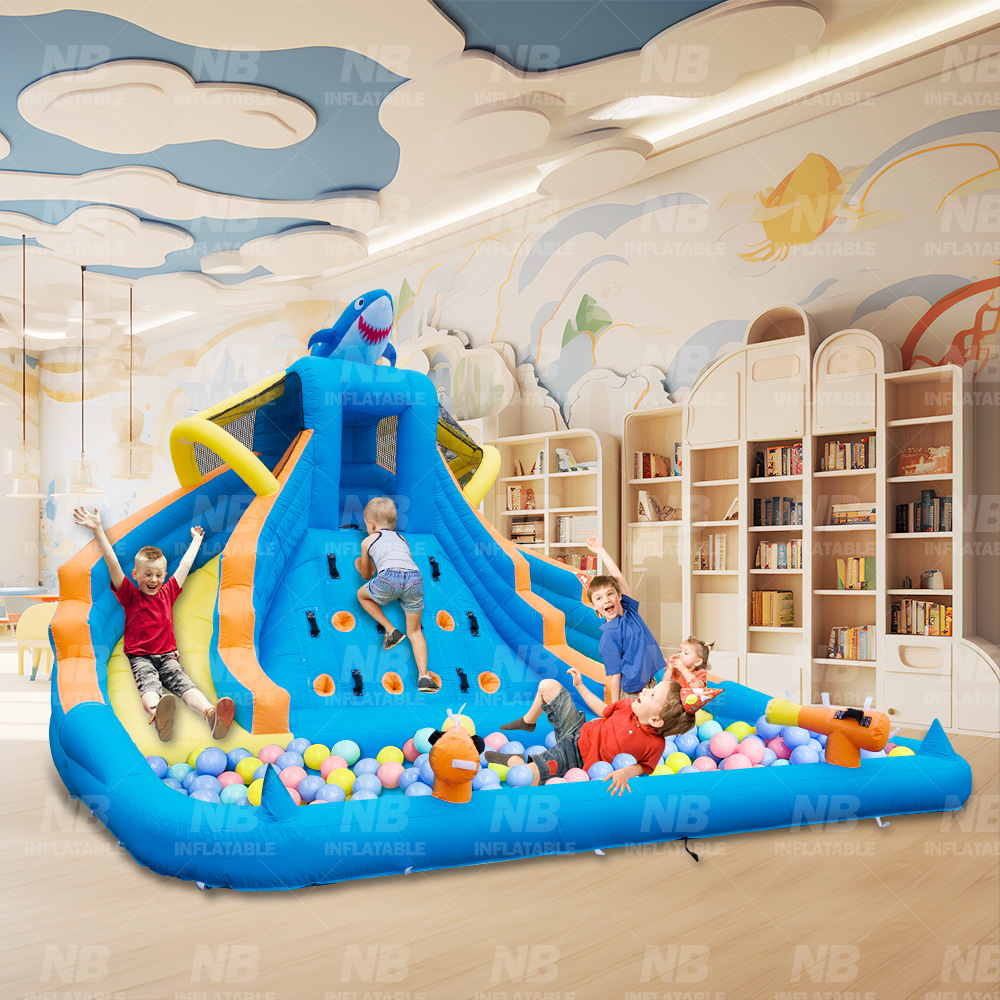 Casa pequeño castillo infláble saltando diapositiva para niños indoor y fuera de la sala de juegos infláble diapositiva de chorro de agua para niños