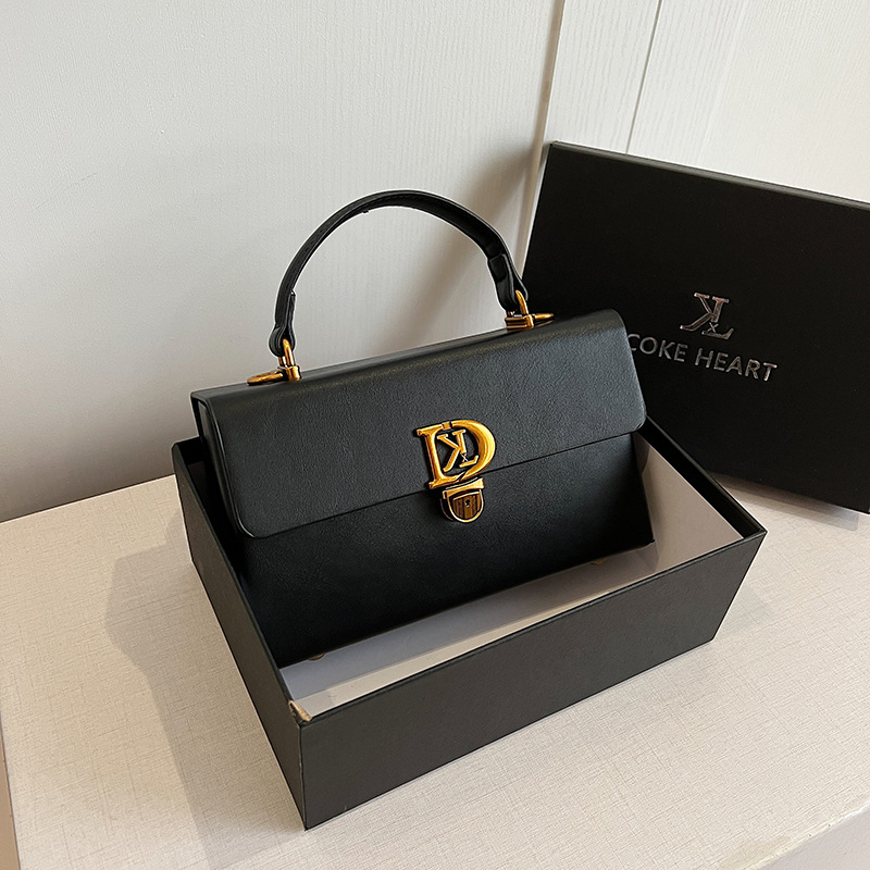 Bolso de diseño de nicho de sentido de alta gama para mujer 2025 nuevo bolso de mensajero de un solo hombro de moda con cerradura de mano bolso cuadrado pequeño