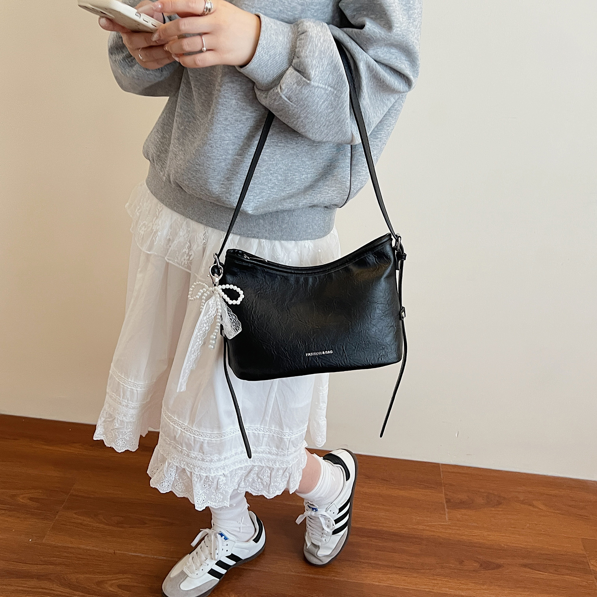 Bolso de axila para mujer 2025 nuevo estilo de alta gama, bolso de hombro de nicho, bolso de mensajero de todo fósforo de cercanías, bolso de cubo popular de este año