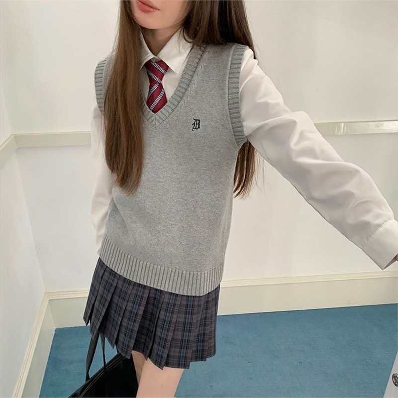 Two-piece set [light gray vest + white long-sleeved shirt]