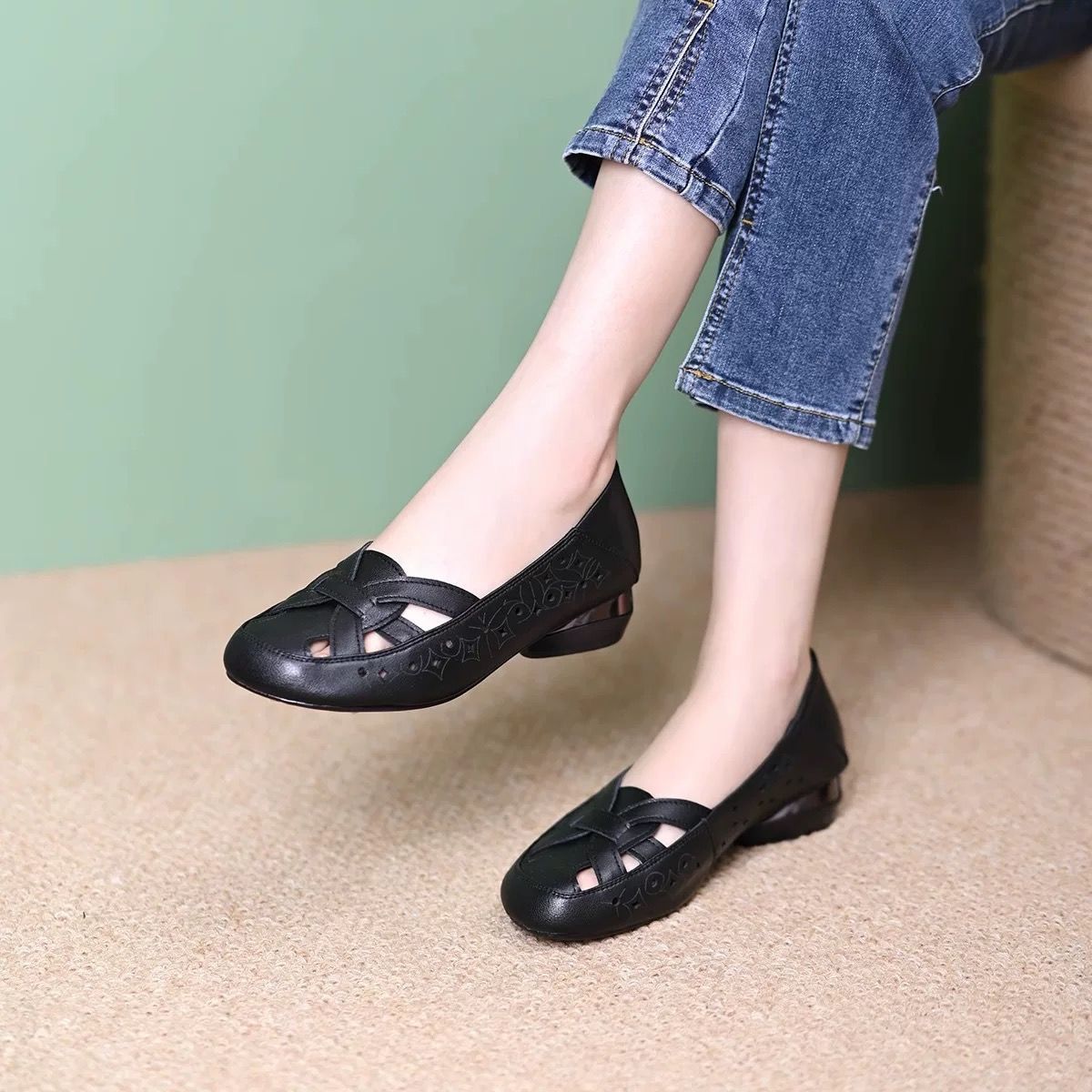 Sandalias 2026 verano nuevo hueco transpirable zapatos casuales de mediana edad cómodos zapatos de mujer madre suave