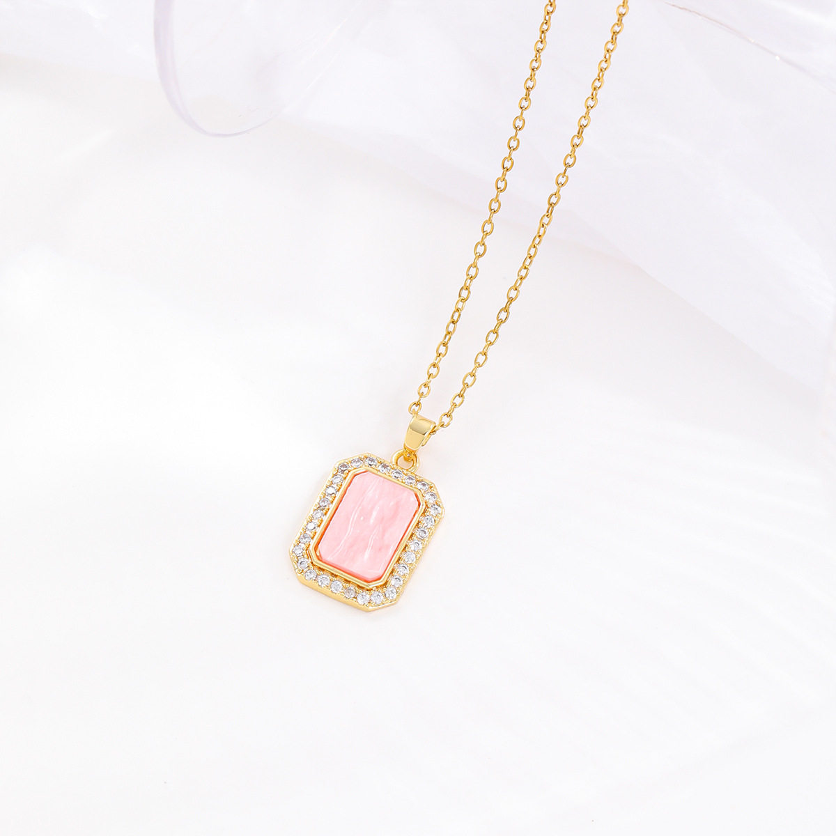 Collar de circón de cobre con incrustaciones de moda de lujo simple europeo y americano, diseño de nicho femenino, collar cuadrado, cadena de clavícula retro personalizada