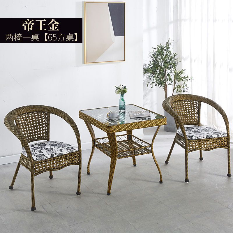 임페리얼 골드 의자 2개와 정사각형 테이블 65개