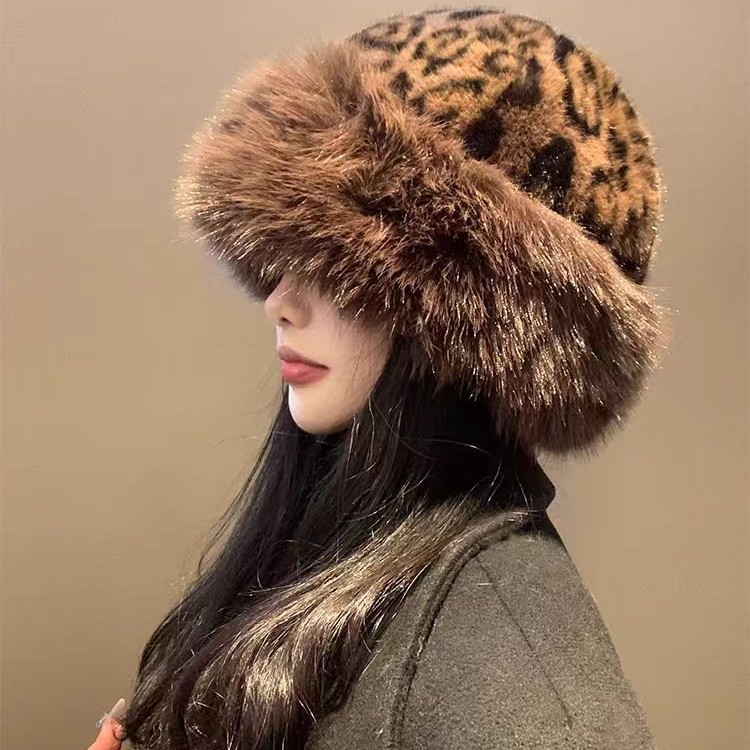Nuevo sombrero de peluche caliente con patrón de leopardo para mujeres 2024 otoño y invierno retro engrosado antifrío muestra cara pequeña gorra de pescador protector de orejas