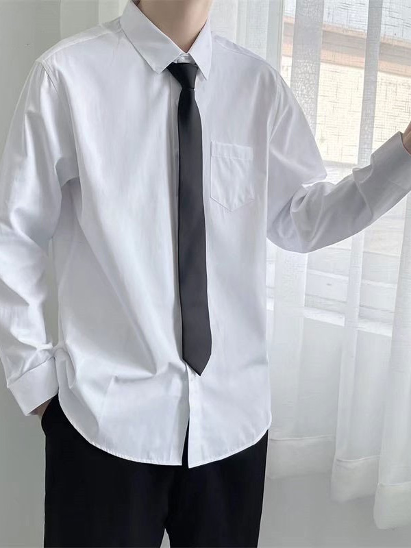 白いシャツの男性の長袖の高級感の春秋のゆったりしている大きいサイズのファッションの潮流の中で春秋の長袖の制服のシャツを掛けます。
