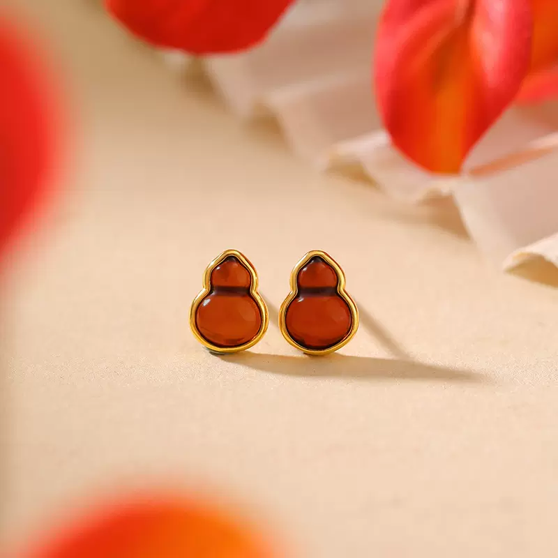 悦宝珠宝S925纯银镀金血珀复古国风福禄葫芦耳钉国潮气质简约耳饰