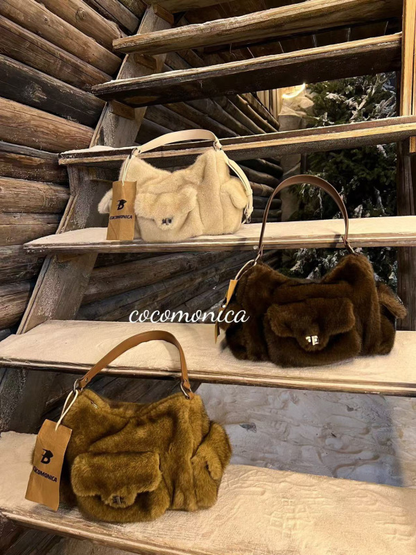 秋冬ミンクの毛が多いポケットの脇の下に高級感があります。|undefined