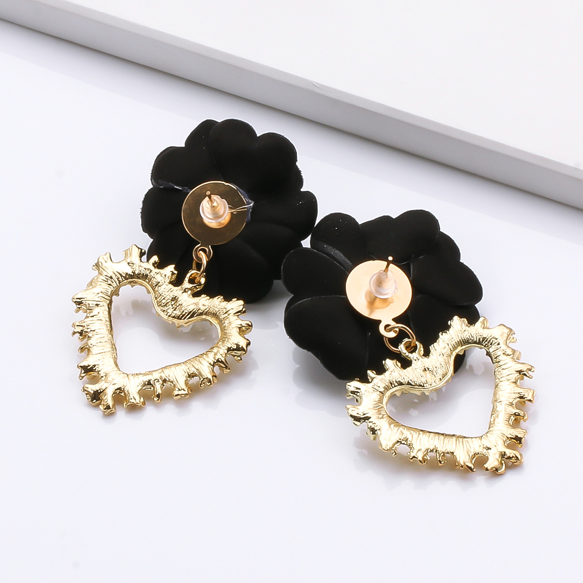 Fashion Heart-shaped Flower Alloy Earrings Wholesale display picture 8