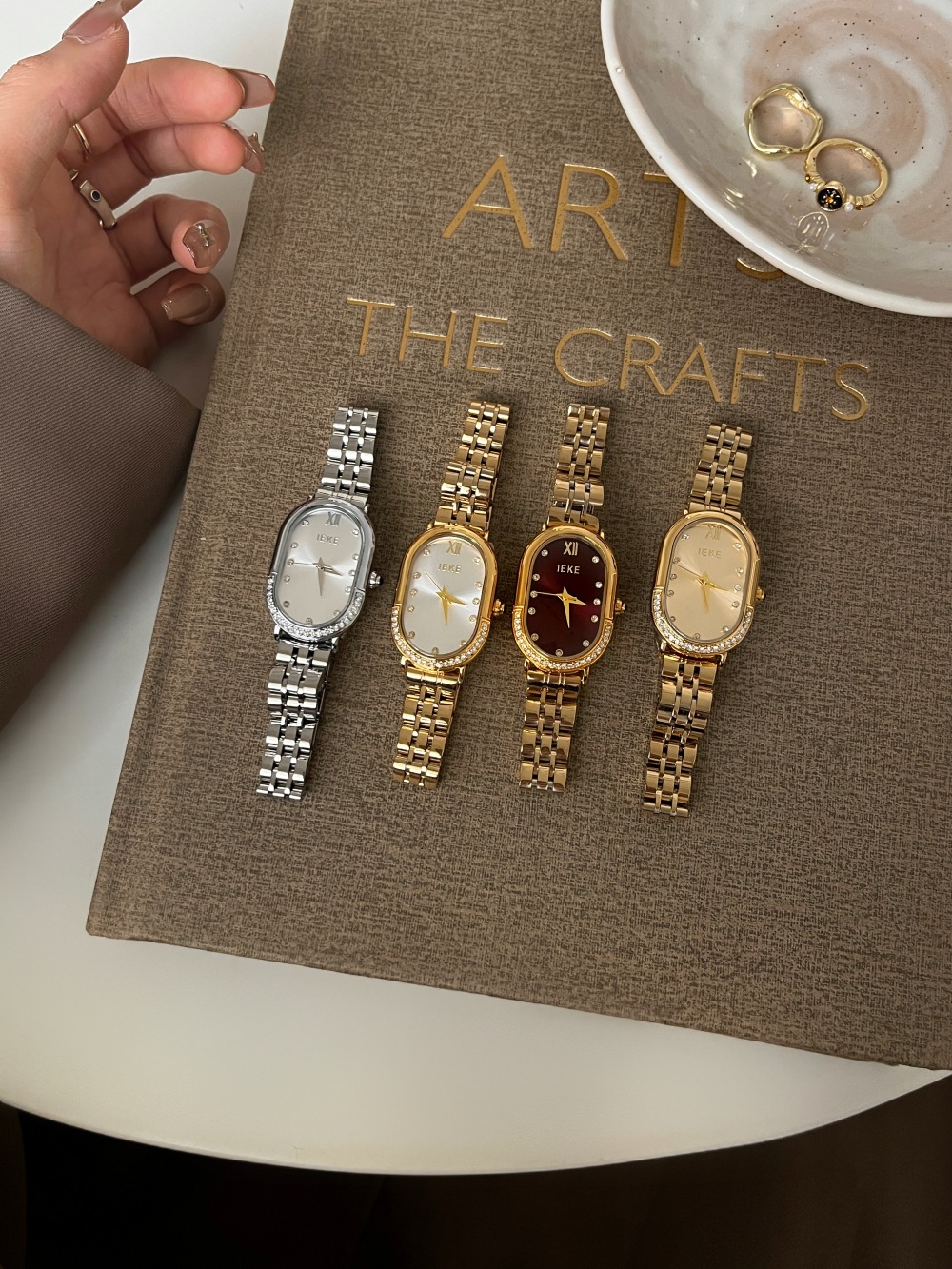 60g Weight Casual Elegant Luxurious Oval Butterfly Double Snap Quartz Watch