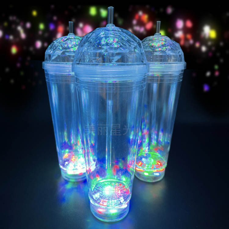 Nuevo estilo de verano taza de paja luminosa taza de hielo de diamante luminoso de gran capacidad de plástico de grado alimenticio LED taza de paja de doble capa