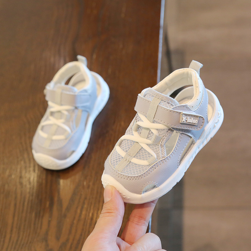 Nuevos zapatos de bebé de color cálido primavera y verano zapatos de bebé de fondo suave para niños con punta cerrada Velcro zapatos para niños zapatos de playa para bebés de moda