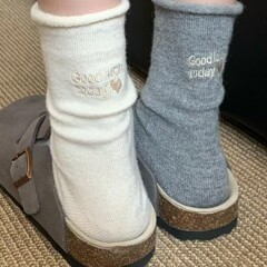 秋冬の新型ファッションの後にアルファベットの縁を巻いて靴下の子供の学院の風のinsの潮の韓系の百合の中で靴下を積みます。