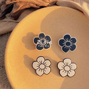 ��ͨ����l�A�ڰ�С���L��߅�A�߼��Ќ��A��ϵ��Ů�����AС���OӋ