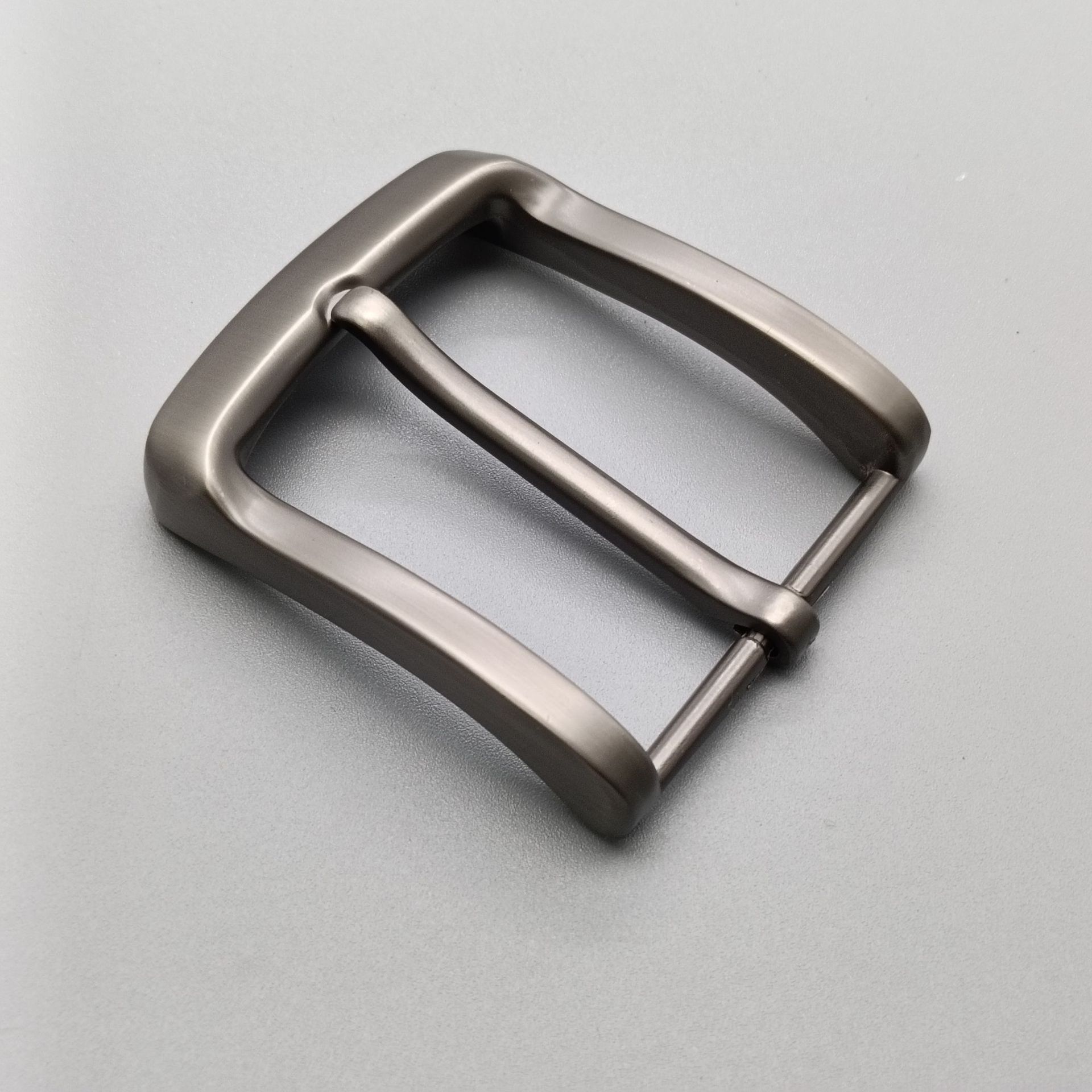 Comercio exterior al por mayor cinturón de aleación para hombres de alta gama hebilla 4.0 cinturón hebilla tipo aguja pistola de cuero dibujo negro