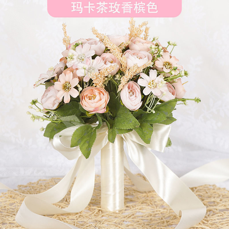 手に花を持つ新婦の韓国式結婚式の領収書のシミュレーションの花束の森系のウェディングドレスの撮影の道具の手に花をささげます。|undefined