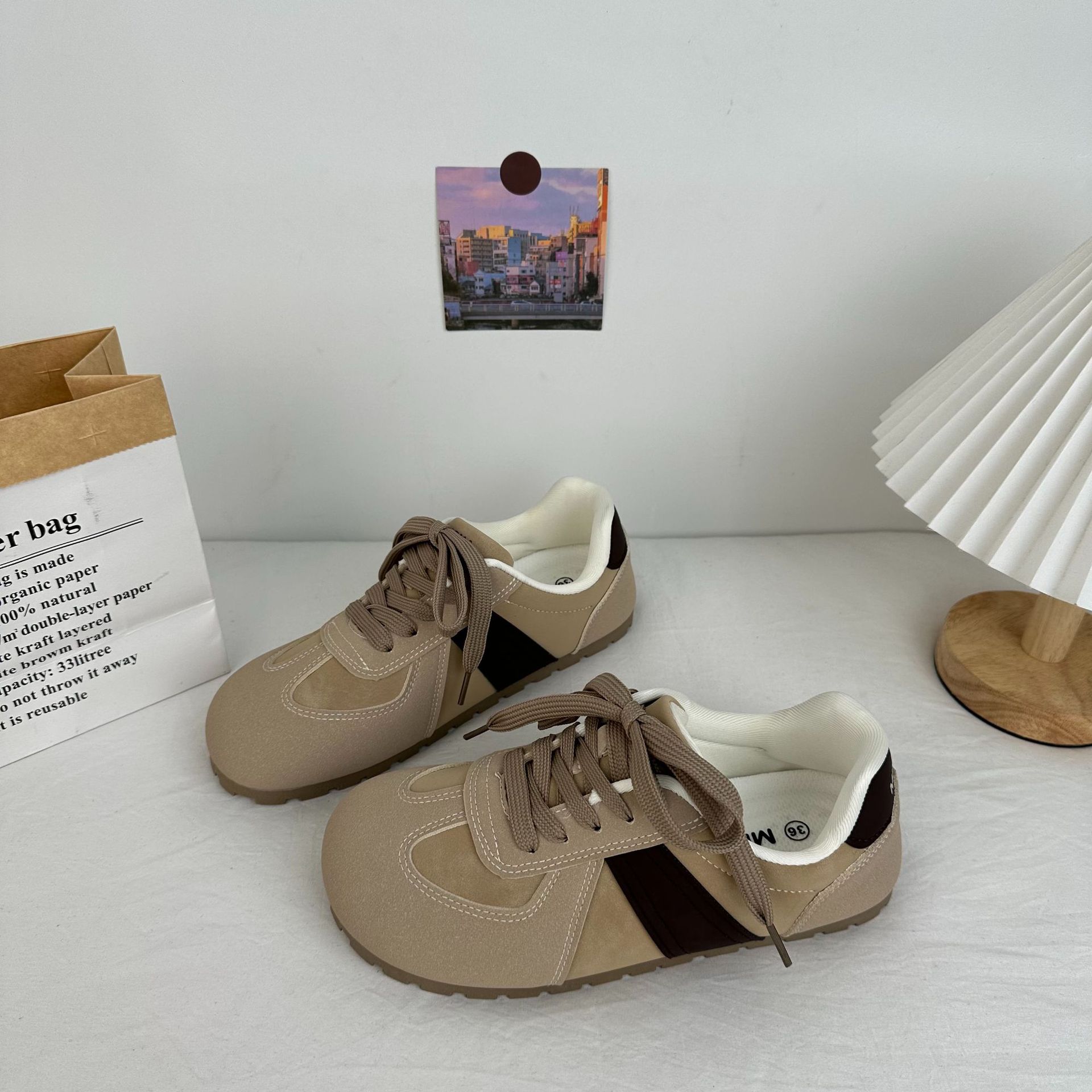 Casual Retro Commuter 2025 nuevo estilo de primavera y verano ligero de suela delgada deportes todo fósforo más terciopelo de suela plana hojaldre zapatos de entrenamiento alemán para mujer