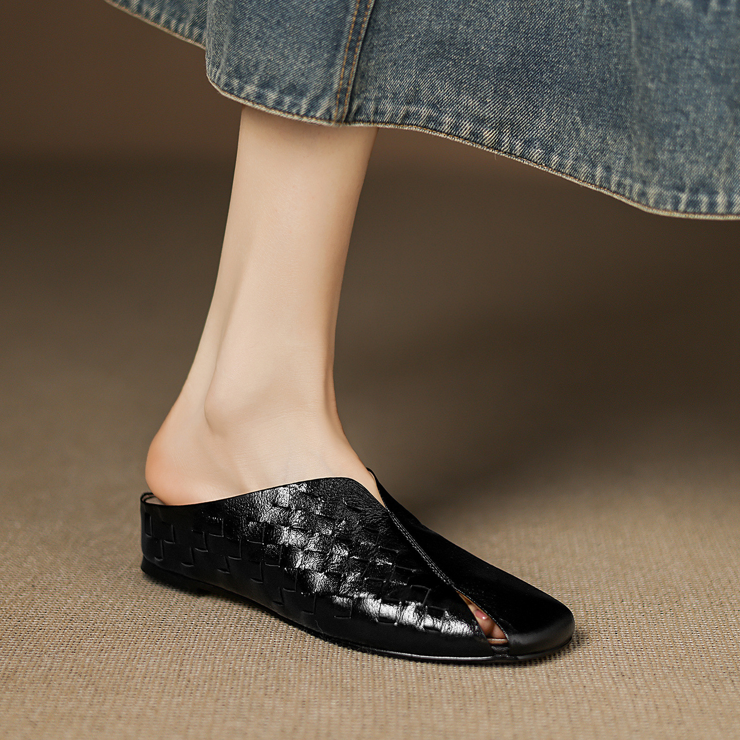 Dép sandal nữ da dê mũi kín đế xuồng bệt dệt — đen