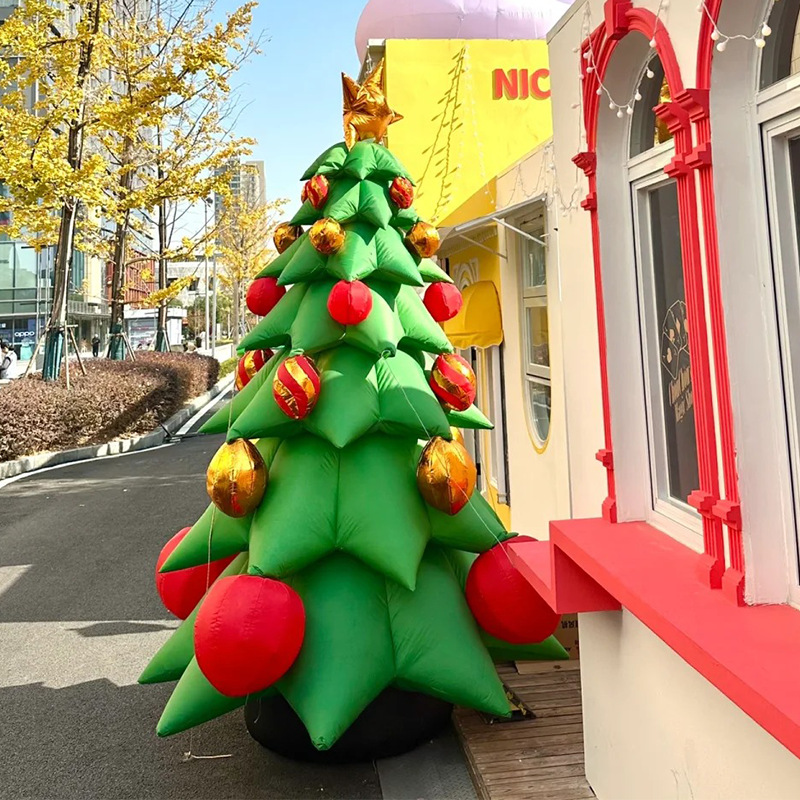 Fabricante de modelos inflables navideños abre sus puertas con modelos inflables de árbol de Navidad, Papá Noel trepando por la pared, muñeco de nieve, tren y arco de dibujos animados.