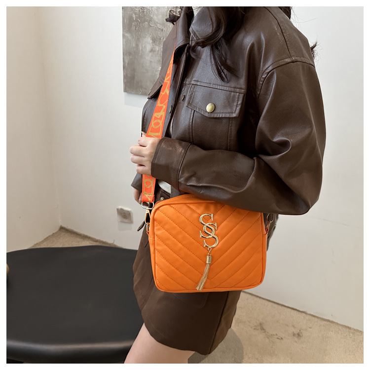 A stylish Korean-style wide shoulder strap small bag for women in the autumn of 2024, a niche design and versatile camera bag, an ins crossbody small square bag undefined
